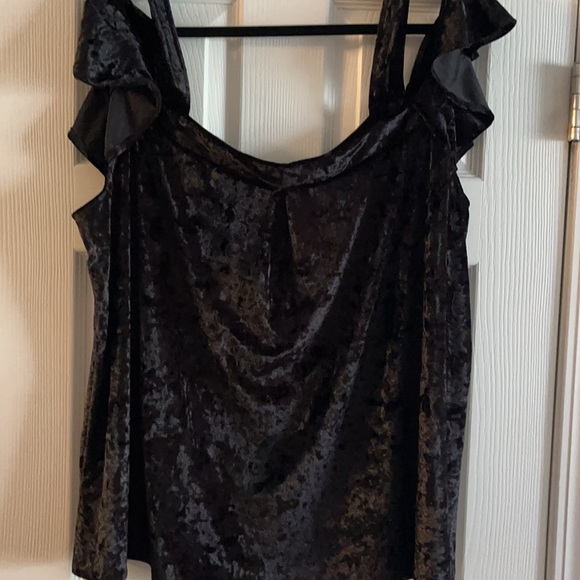 Peekaboo shoulder ruffle top - Picture 6 of 7